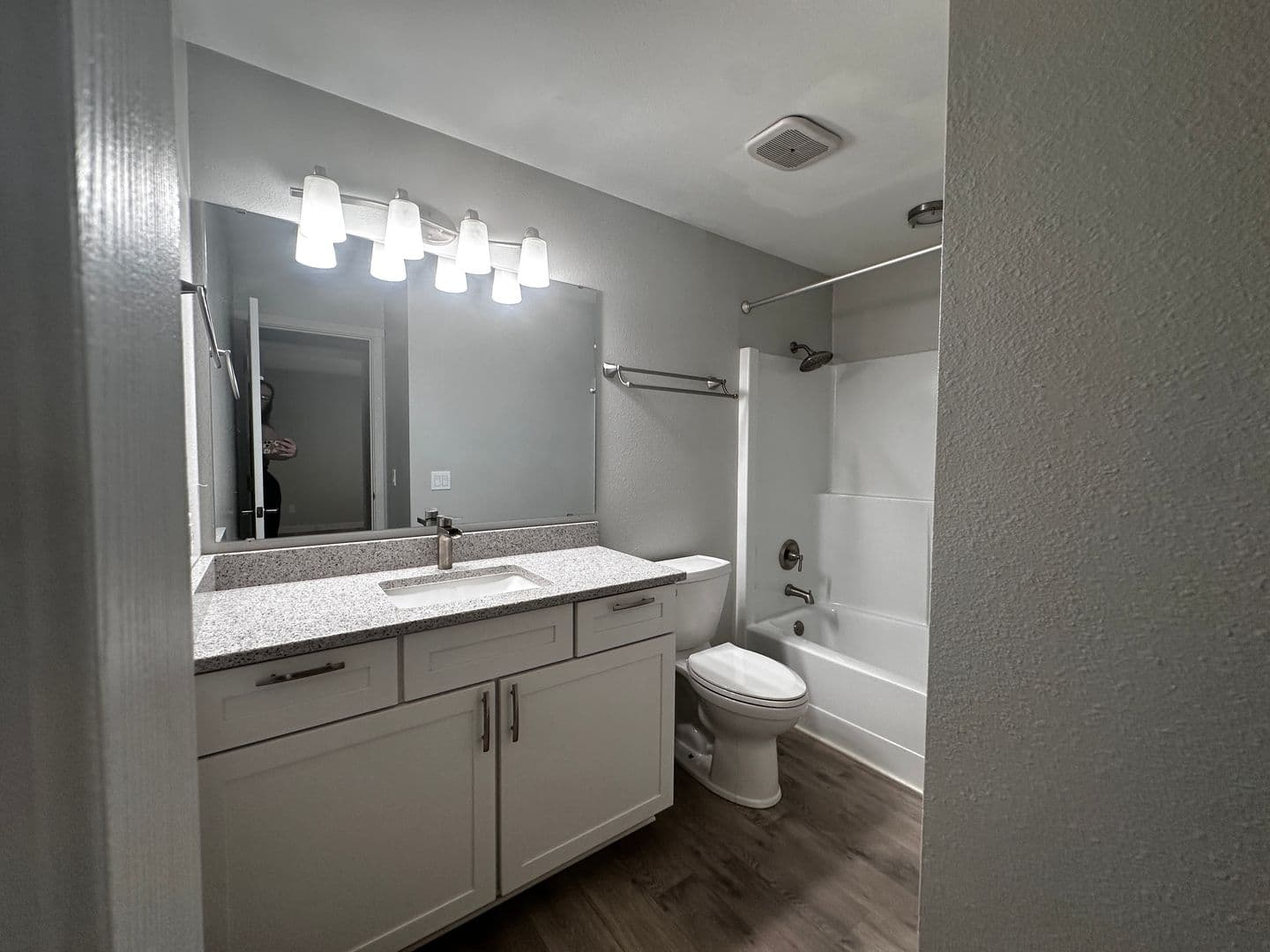 Burien Apartment: 1011 SW 149th St