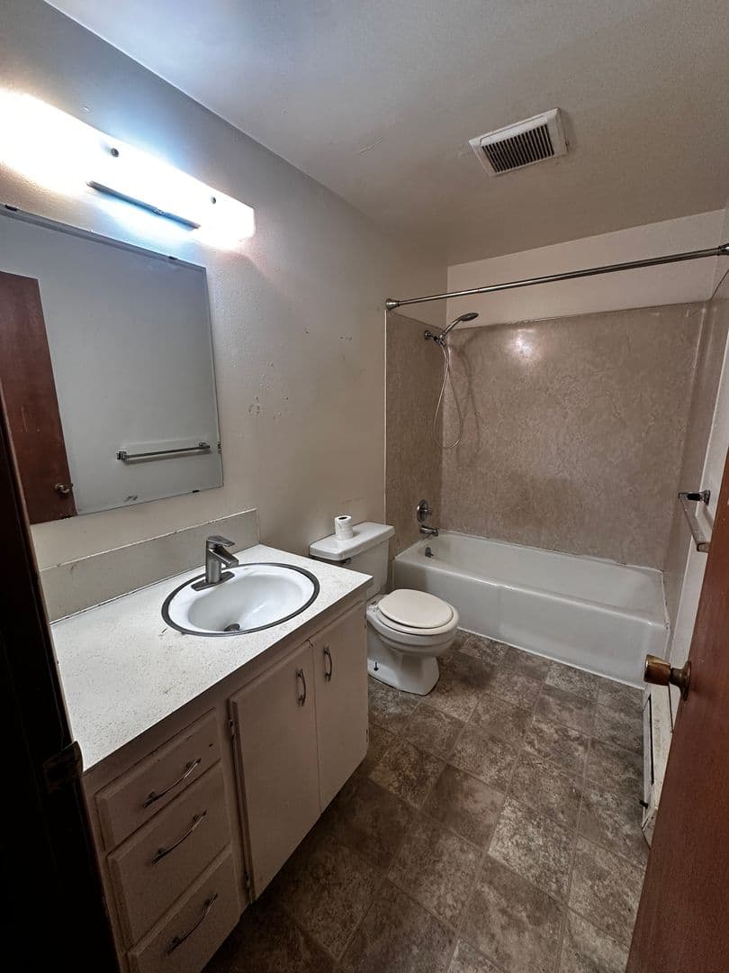 Kent Apartment: 10833 & 10835 SE 200th Street