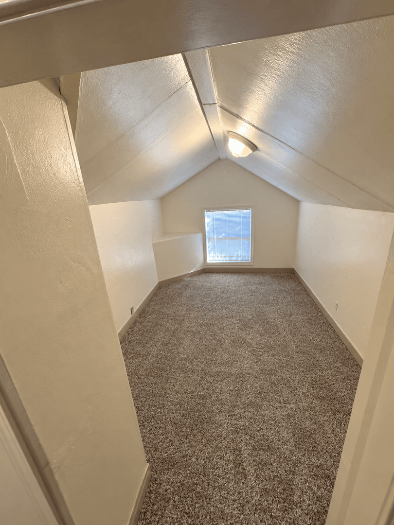 Tacoma Apartment: 712  S Sheridan