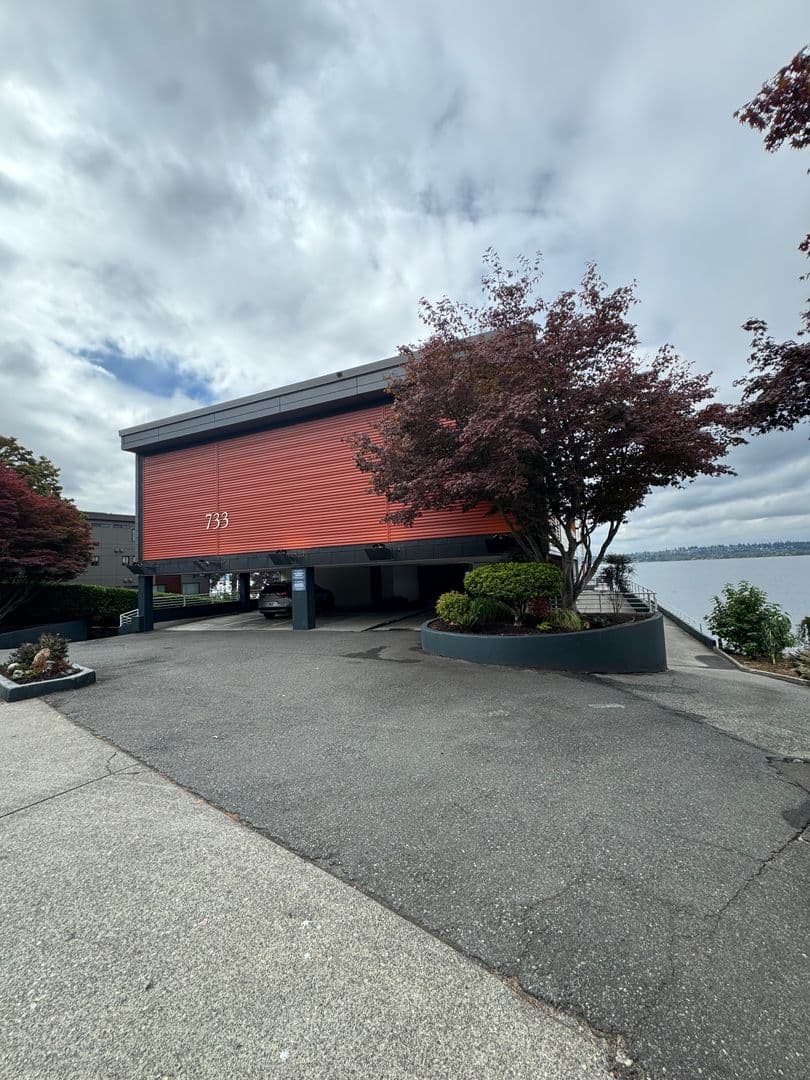 Kirkland House: 733 Lake St. S.