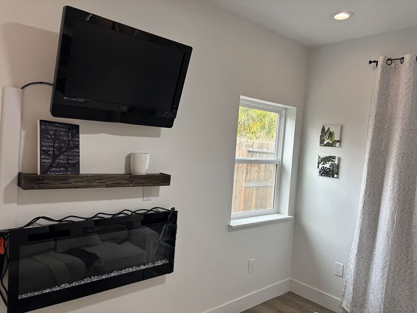 Sacramento House: 3413 Delphinium Way