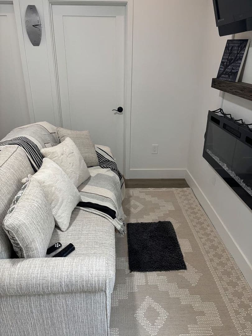 Sacramento House: 3413 Delphinium Way