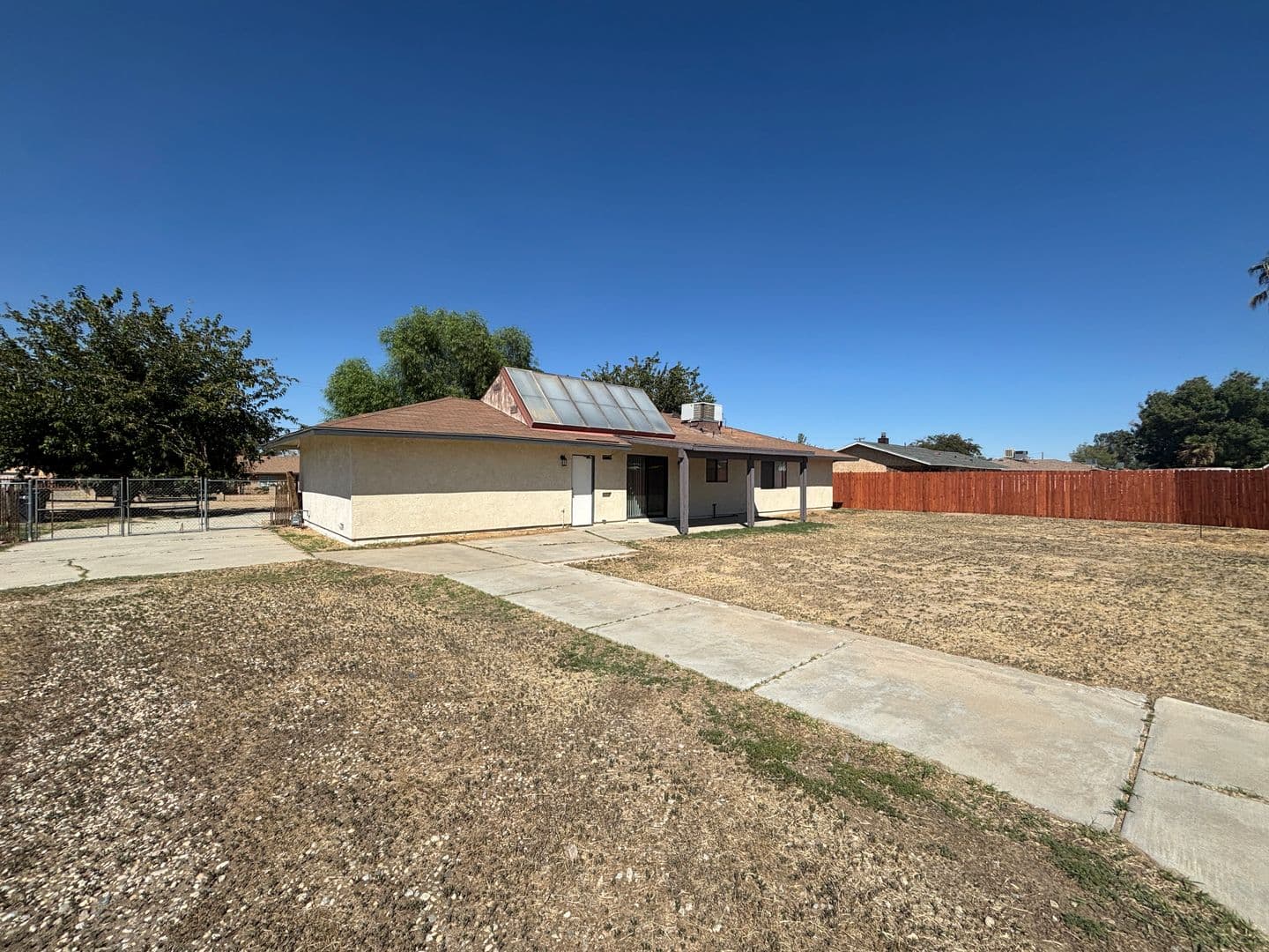 LITTLEROCK House: 10116 EAST AVENUE S-2