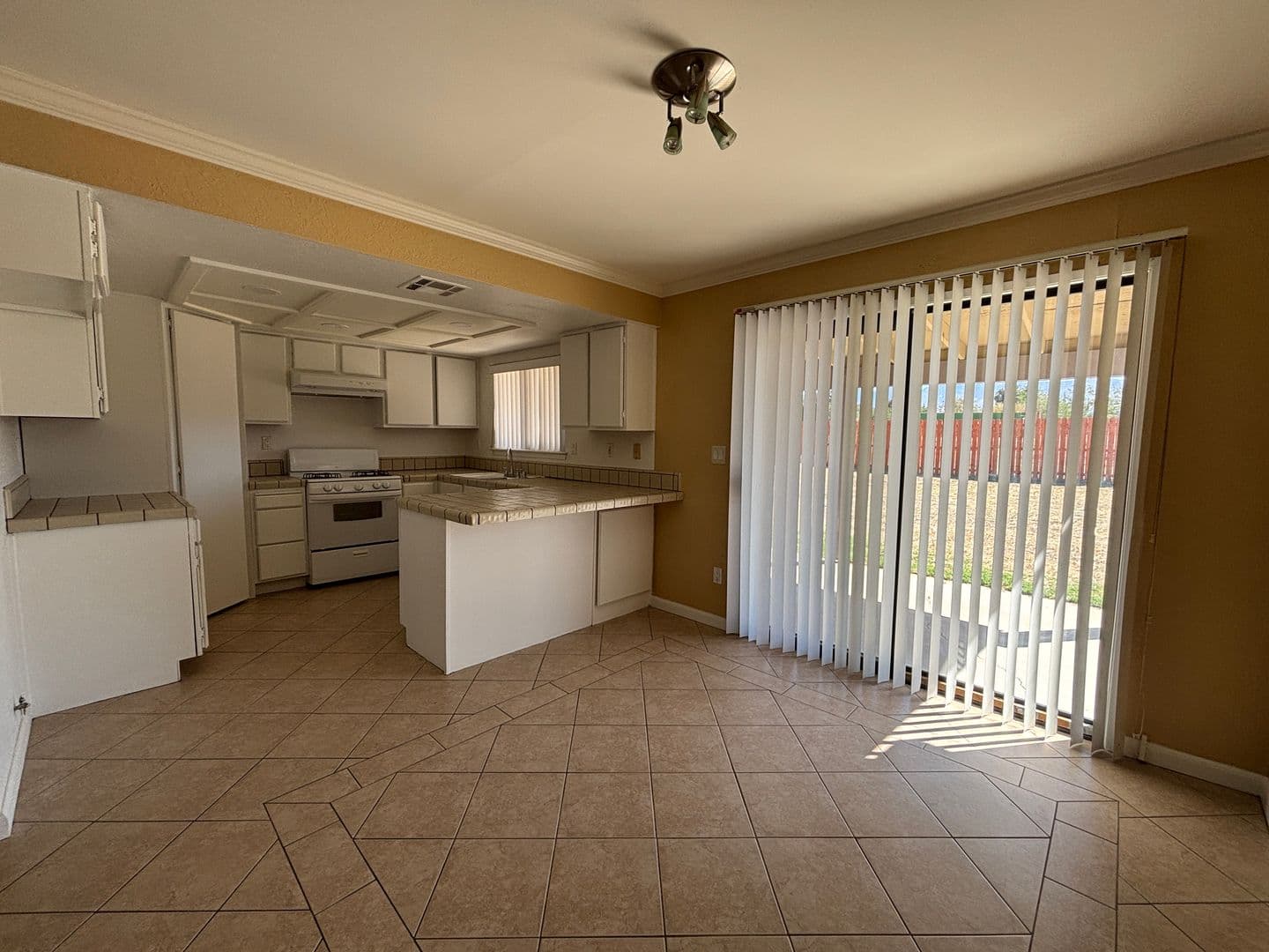 LITTLEROCK House: 10116 EAST AVENUE S-2
