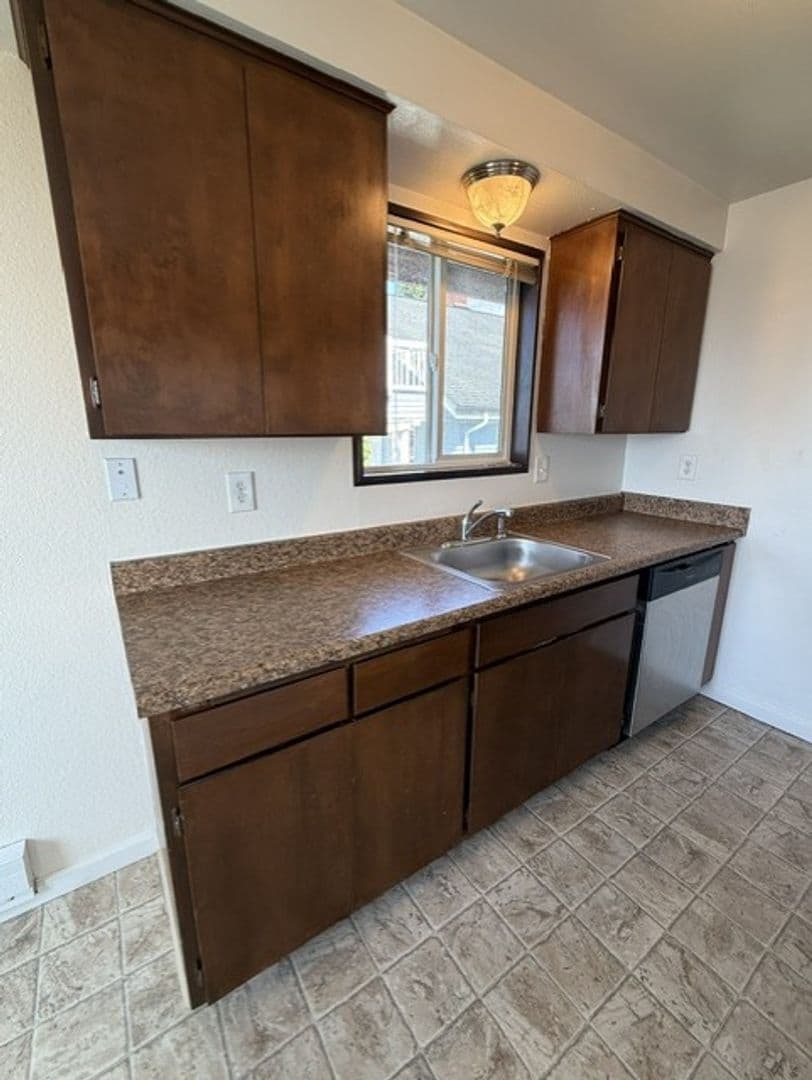 Everett Apartment: 2408 Grand AVE