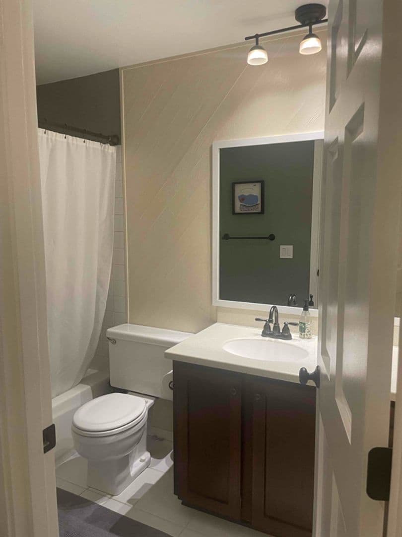 Kirkland House: 12642 NE 109th St