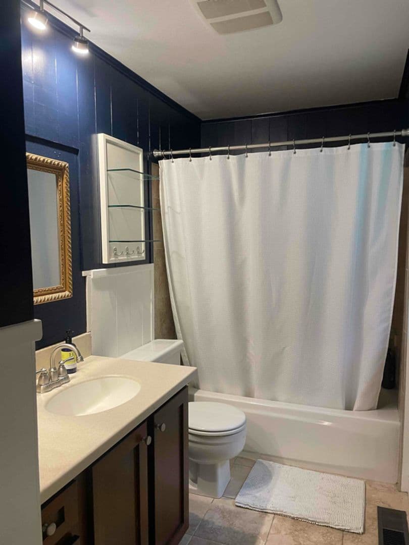 Kirkland House: 12642 NE 109th St
