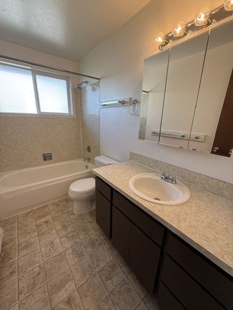 Everett Apartment: 2408 Grand AVE