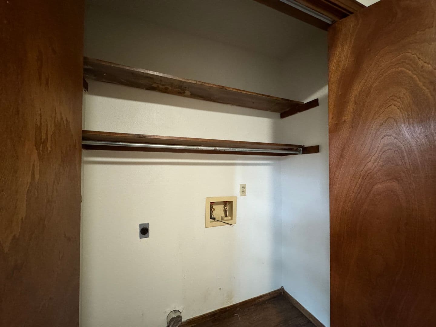 Weatherfrod Apartment: 301 E. Kee
