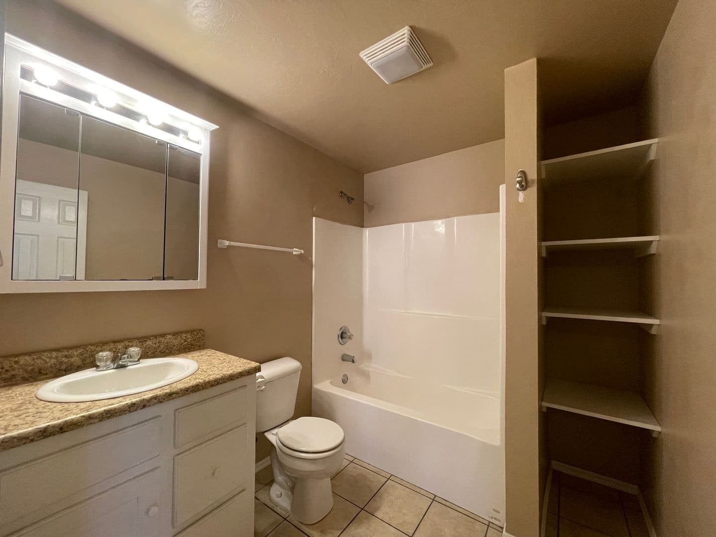 Weatherford Apartment: 117 W. Davis
