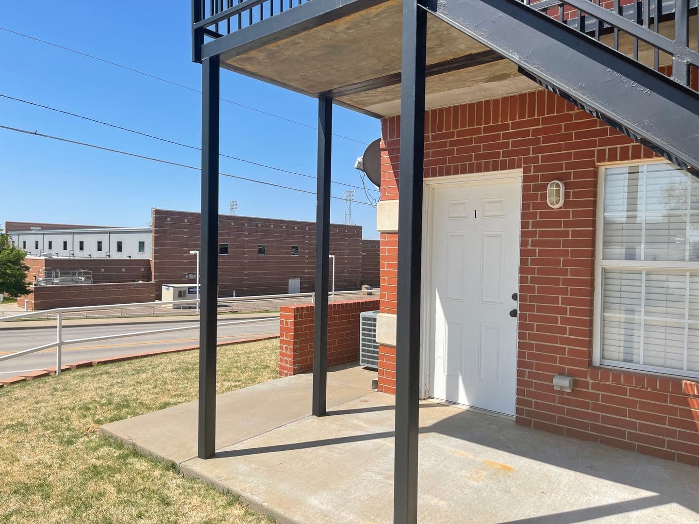 Weatherford Apartment: 117 W. Davis