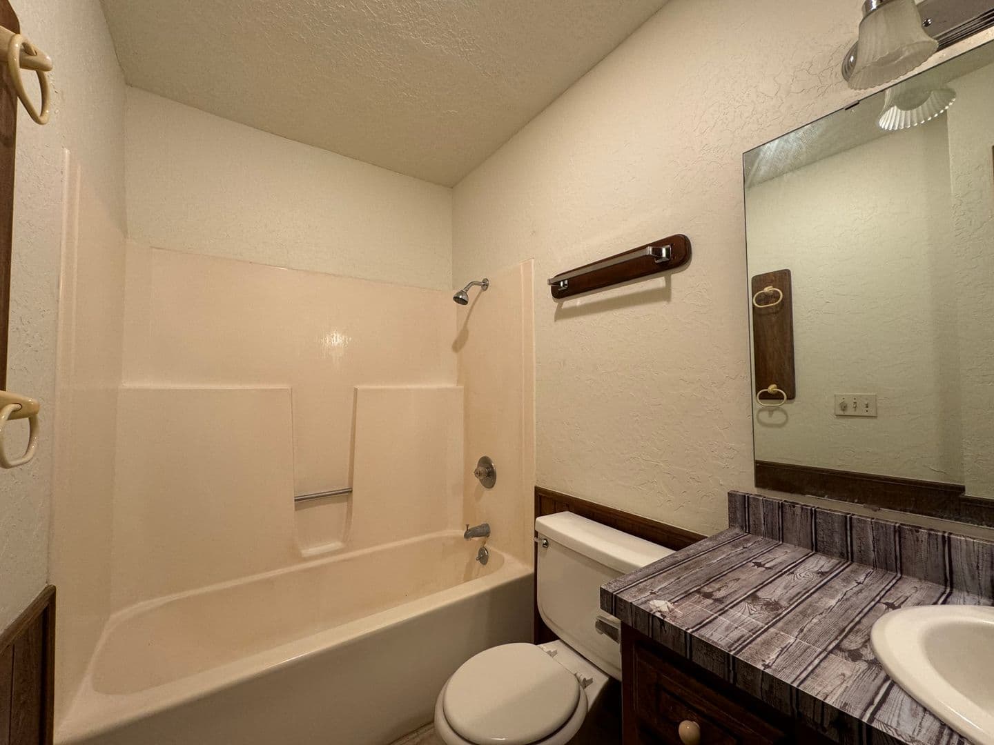 Weatherfrod Apartment: 301 E. Kee