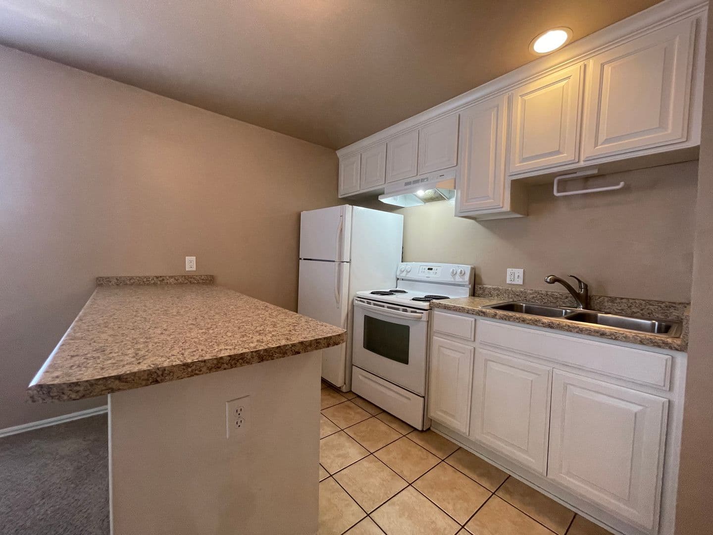 Weatherford Apartment: 117 W. Davis