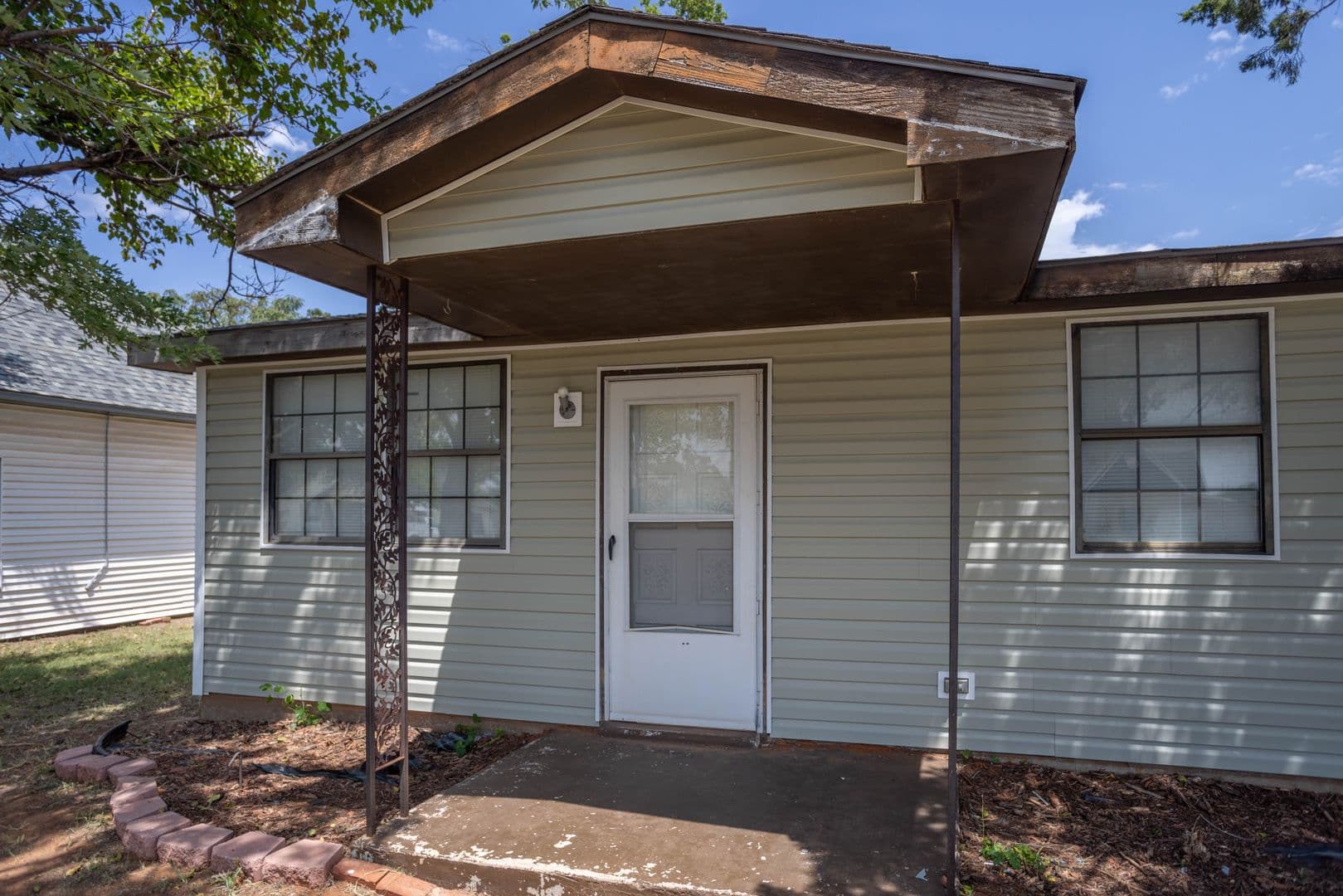 Weatherford House: 415 W. Franklin