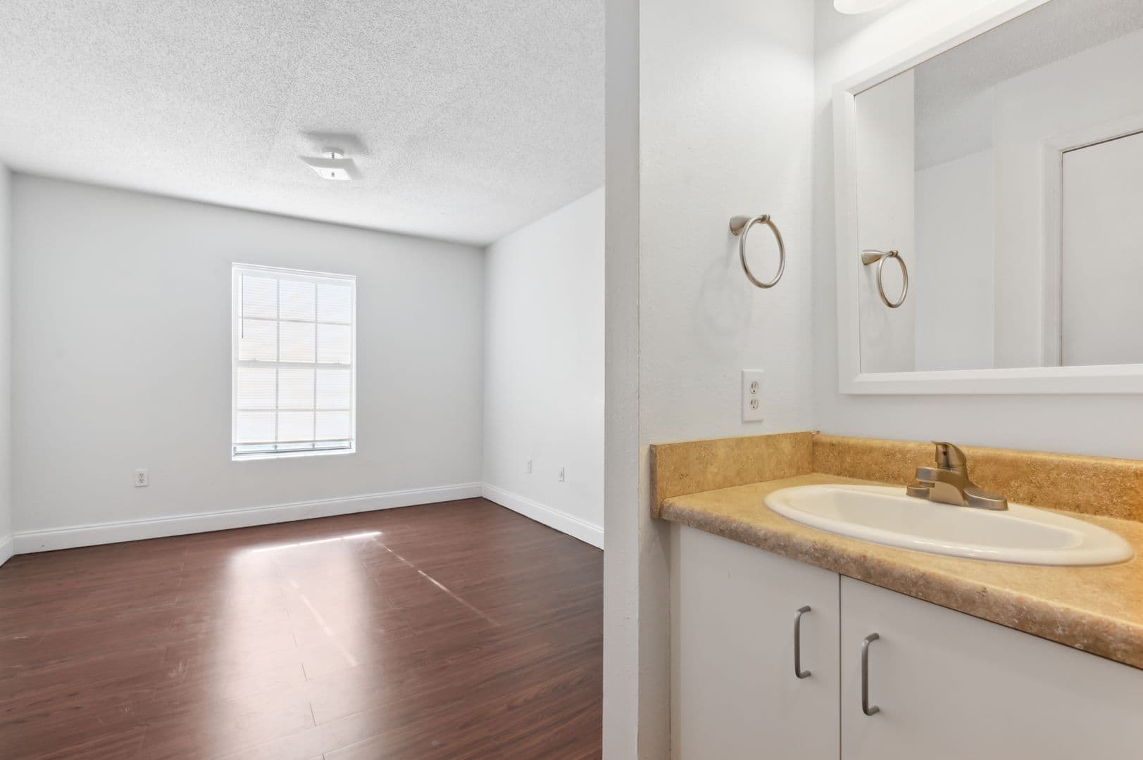 Savannah Apartment: 12220 Apache Avenue