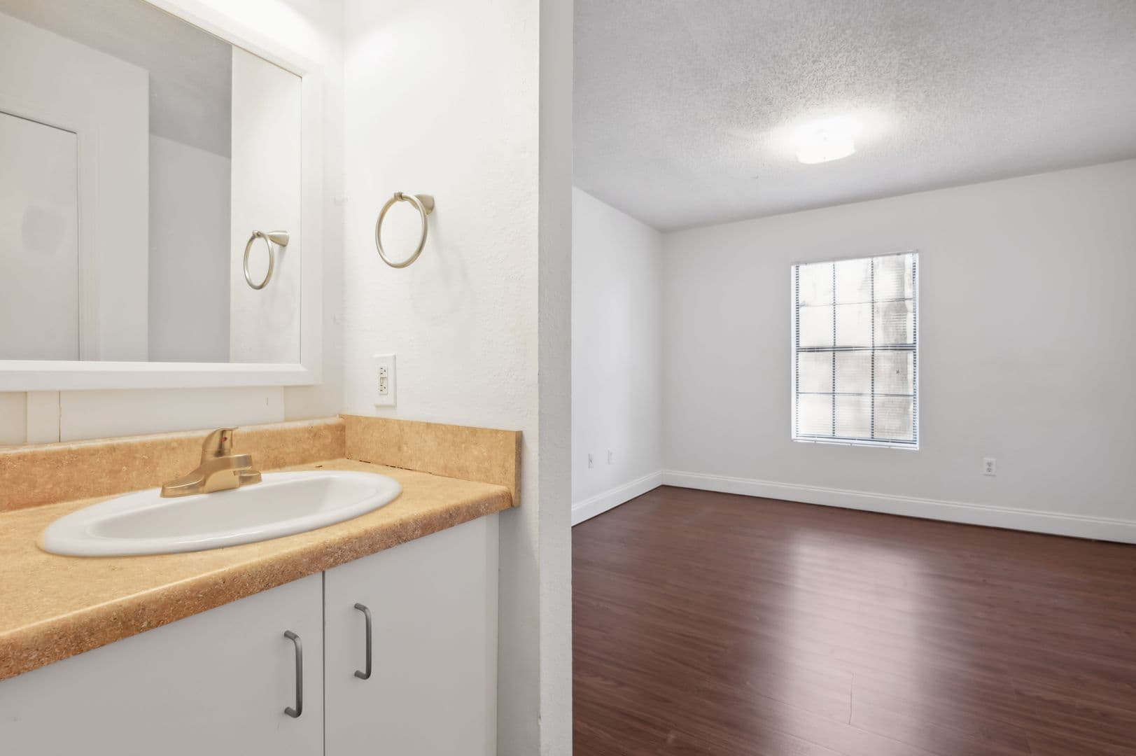 Savannah Apartment: 12220 Apache Avenue