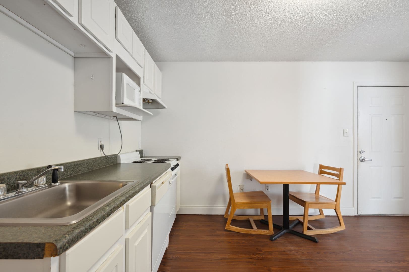 Savannah Apartment: 12220 Apache Avenue