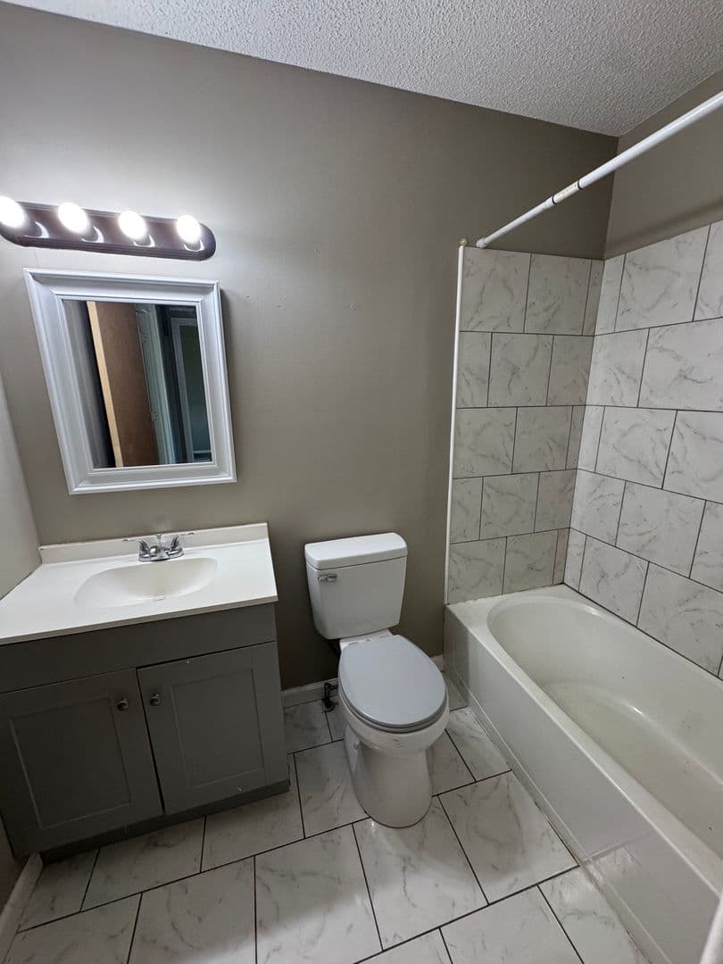 Fort Wayne House: 726 Aurora Knoll Lane