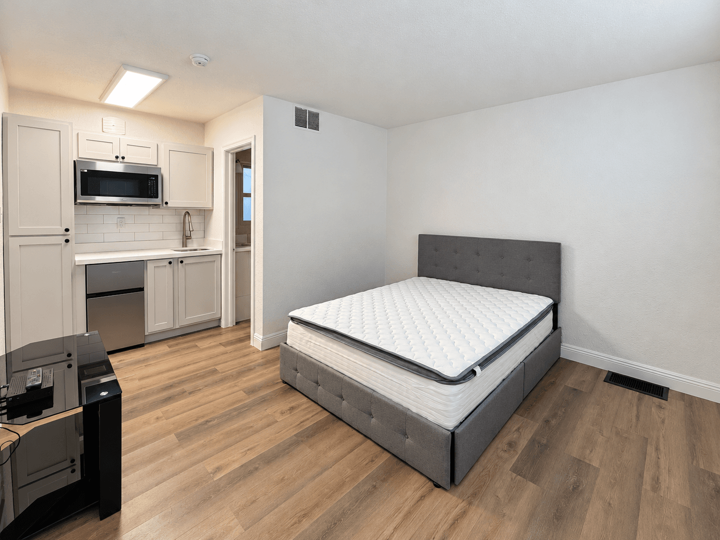 Sparks Apartment: 1828 Victorian Ave
