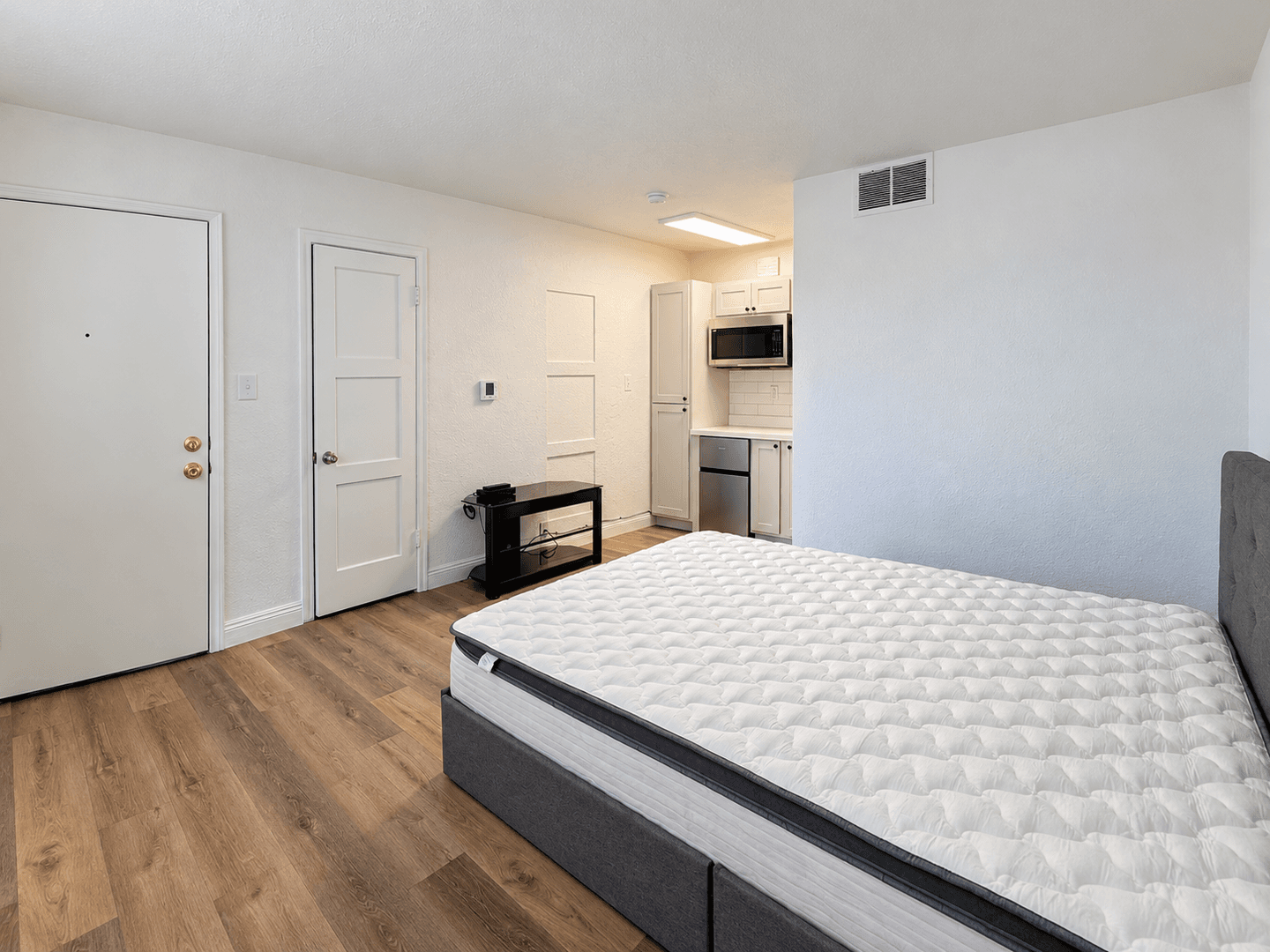 Sparks Apartment: 1828 Victorian Ave