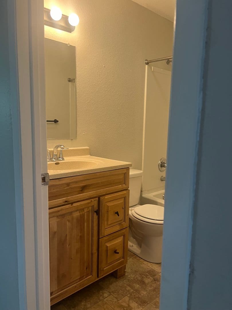 Cedar Rapids Apartment: 3300-3312 Oakland Rd Ne