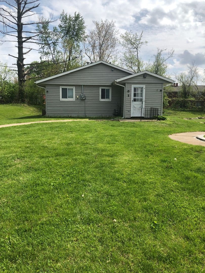 Cedar Rapids House: 1 Oakland Ln NE
