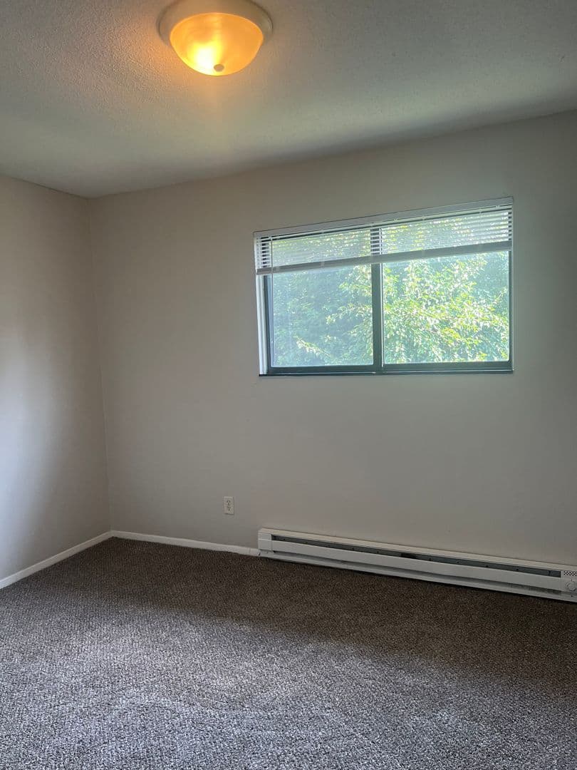 Cedar Rapids Apartment: 3300-3312 Oakland Rd Ne