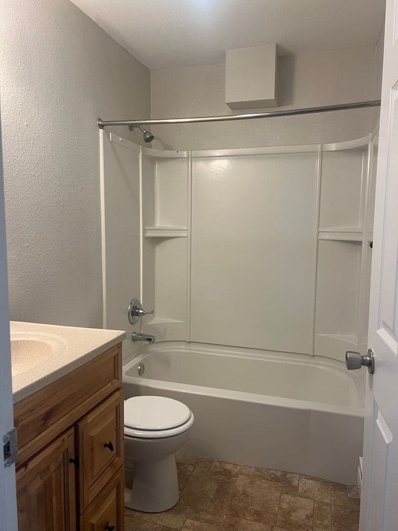 Cedar Rapids Apartment: 3300-3312 Oakland Rd Ne
