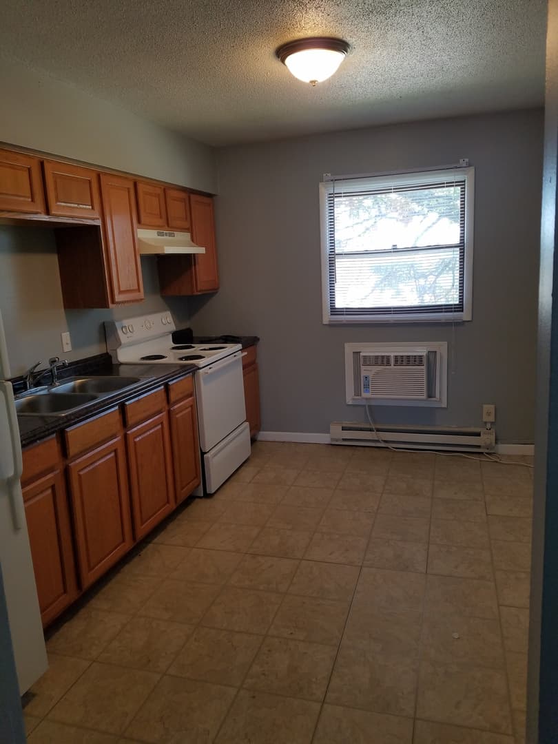 Cedar Rapids Apartment: 3311, 3321 and 3333 Pioneer Ave SE