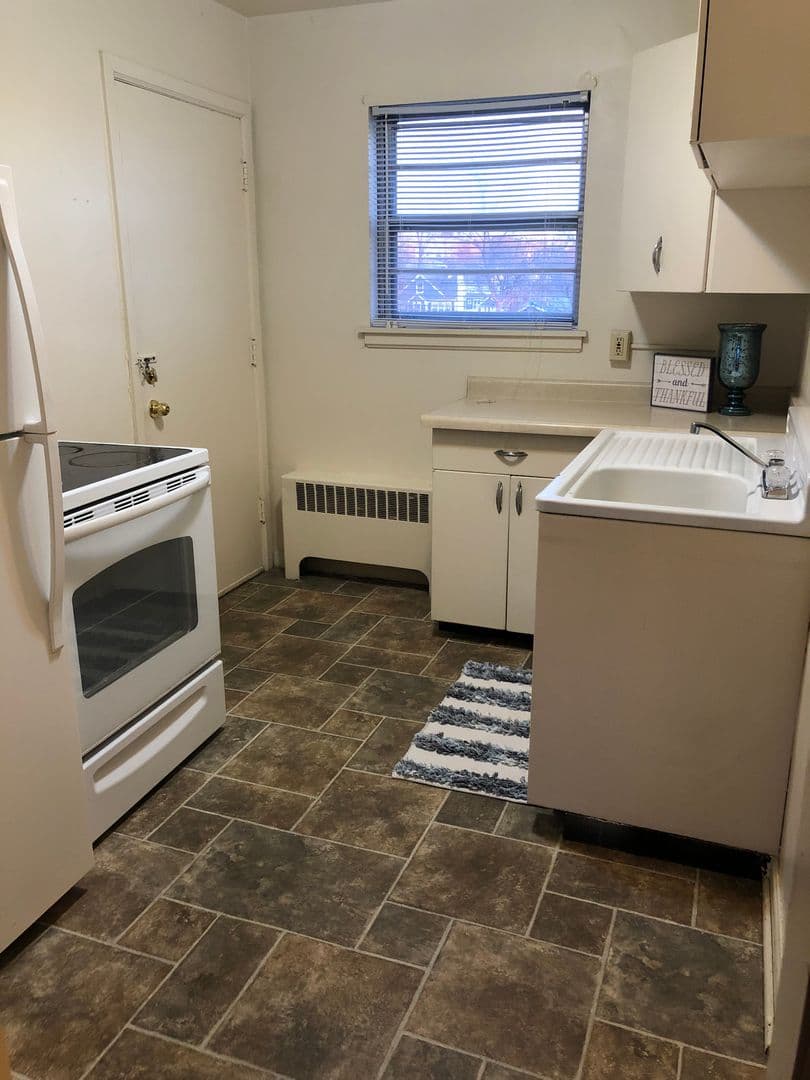Cedar Rapids Apartment: 1300-1500 Oakland Rd NE