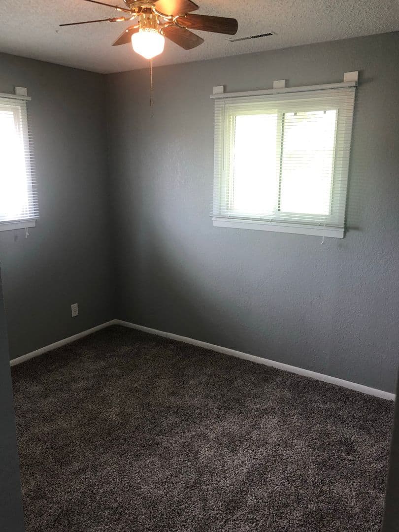 Cedar Rapids House: 1 Oakland Ln NE