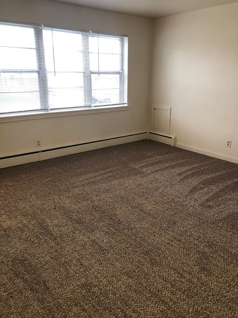 Cedar Rapids Apartment: 1300-1500 Oakland Rd NE