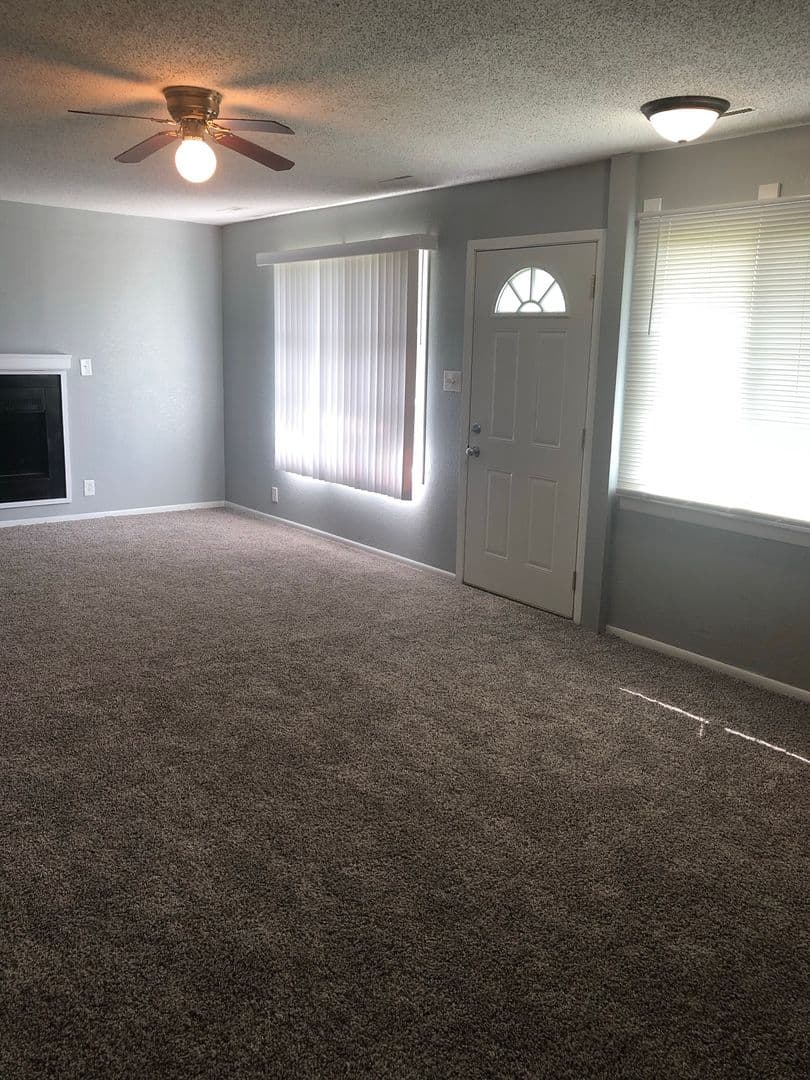 Cedar Rapids House: 1 Oakland Ln NE