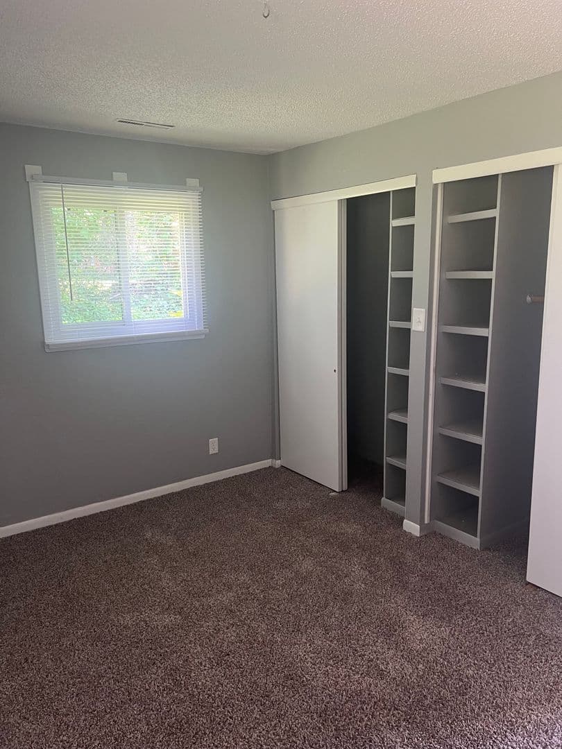 Cedar Rapids House: 1 Oakland Ln NE