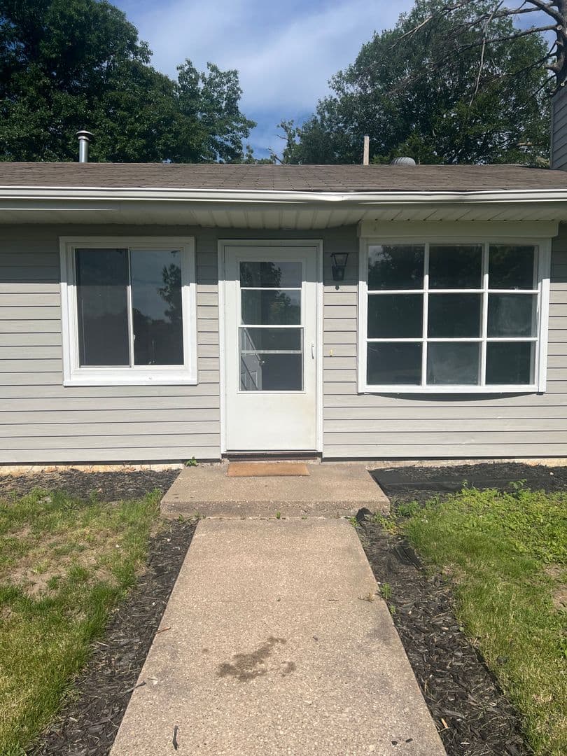 Cedar Rapids House: 1 Oakland Ln NE