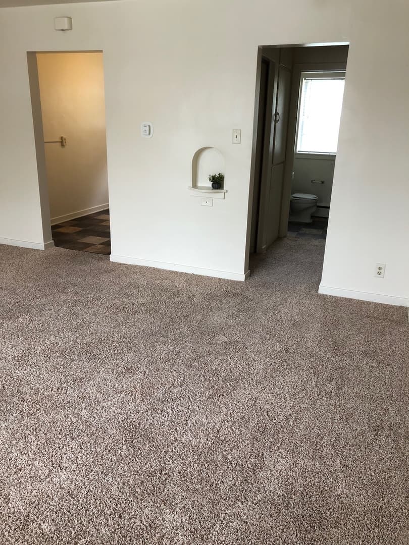 Cedar Rapids Apartment: 1300-1500 Oakland Rd NE