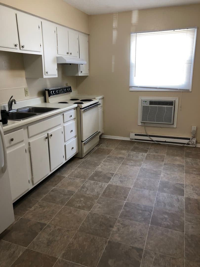 Cedar Rapids Apartment: 3311, 3321 and 3333 Pioneer Ave SE