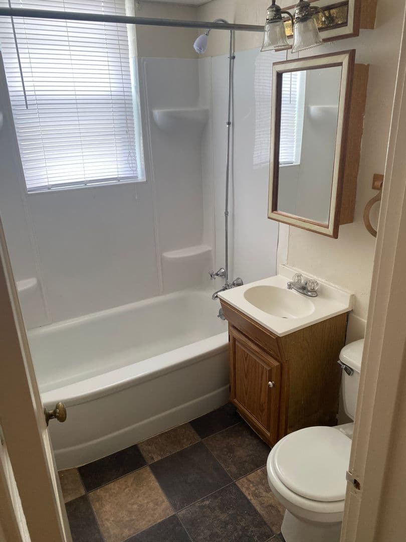 Cedar Rapids Apartment: 1300-1500 Oakland Rd NE