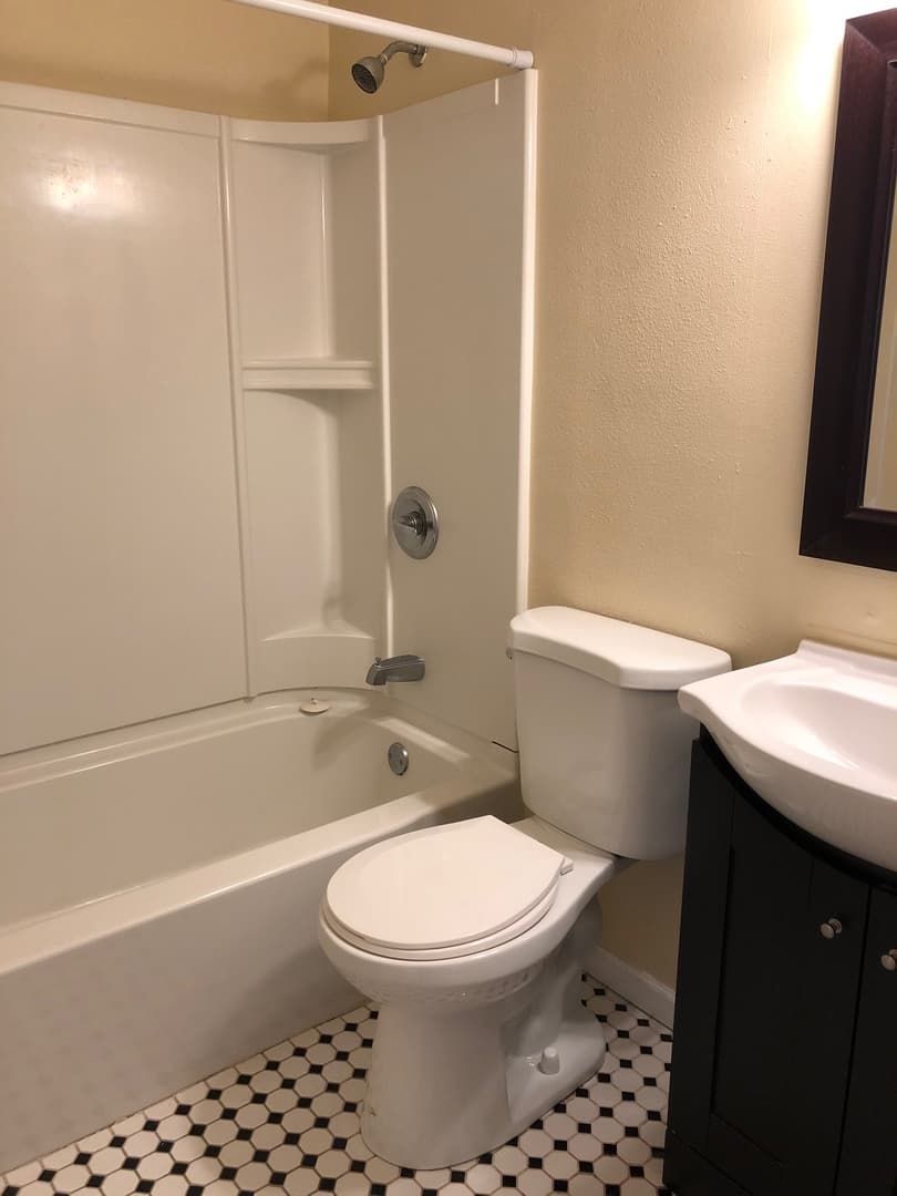 Cedar Rapids Apartment: 3311, 3321 and 3333 Pioneer Ave SE