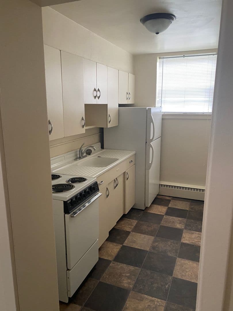 Cedar Rapids Apartment: 1300-1500 Oakland Rd NE
