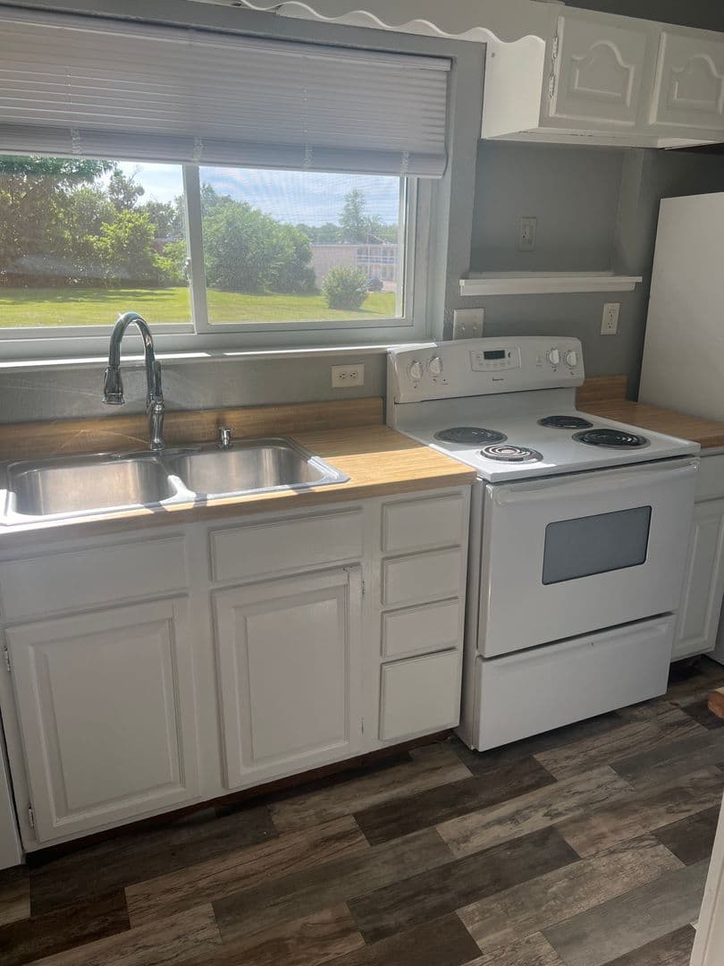 Cedar Rapids House: 1 Oakland Ln NE