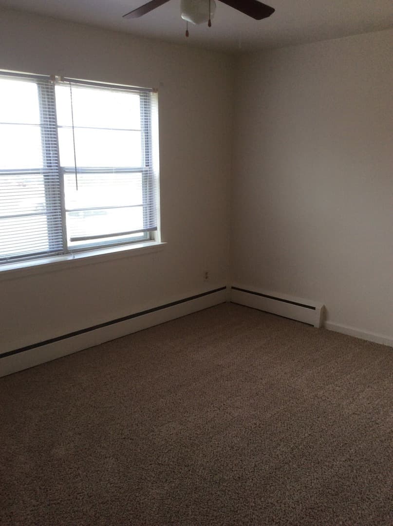 Cedar Rapids Apartment: 1300-1500 Oakland Rd NE