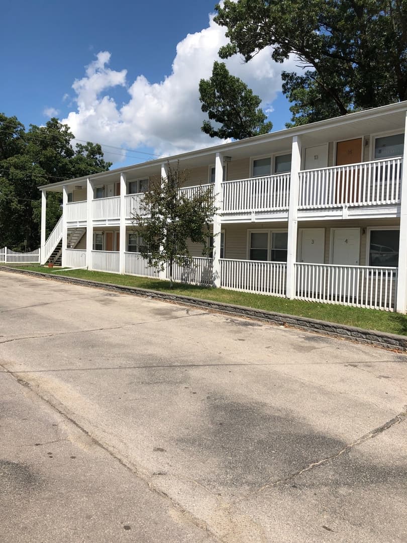 Cedar Rapids Apartment: 3311, 3321 and 3333 Pioneer Ave SE