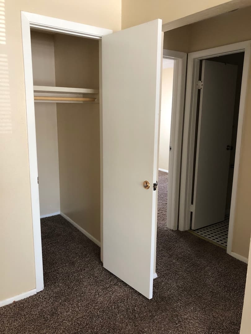 Cedar Rapids Apartment: 3311, 3321 and 3333 Pioneer Ave SE