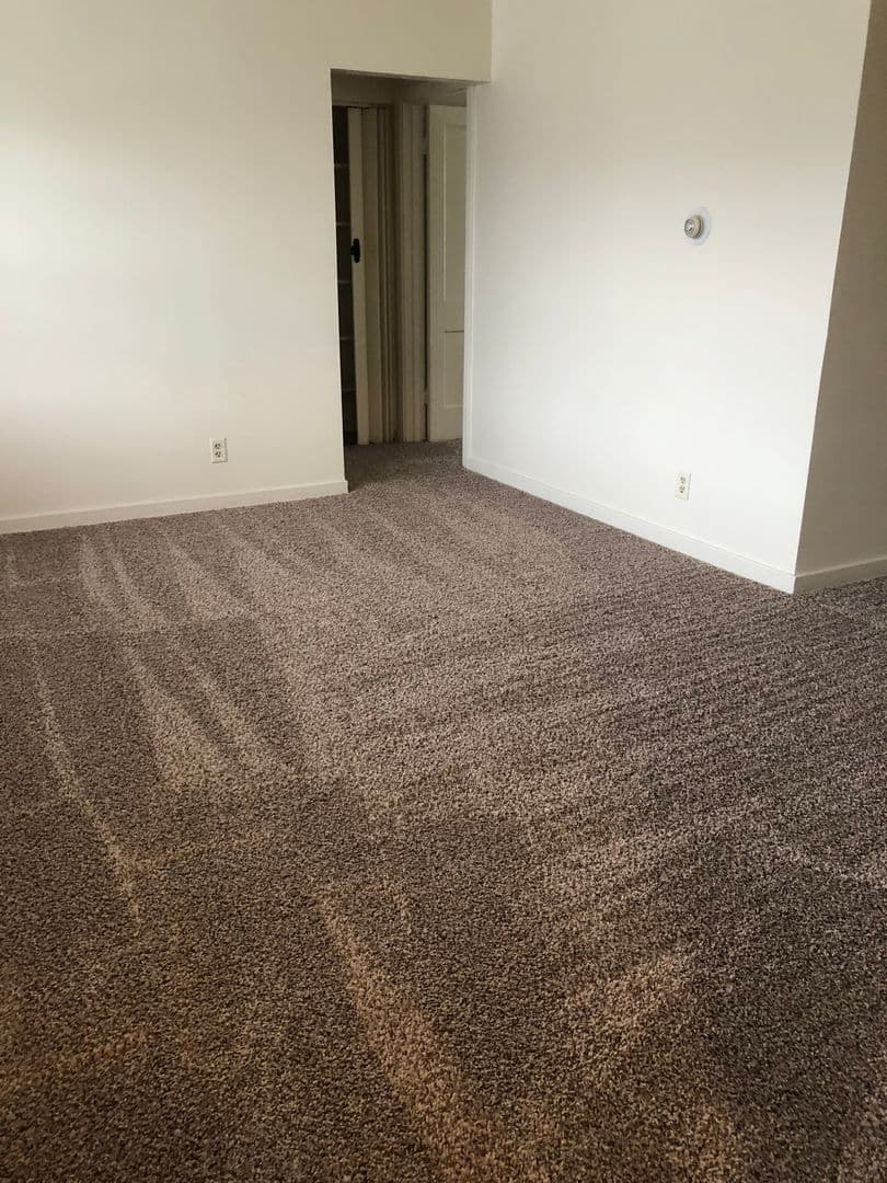 Cedar Rapids Apartment: 1300-1500 Oakland Rd NE