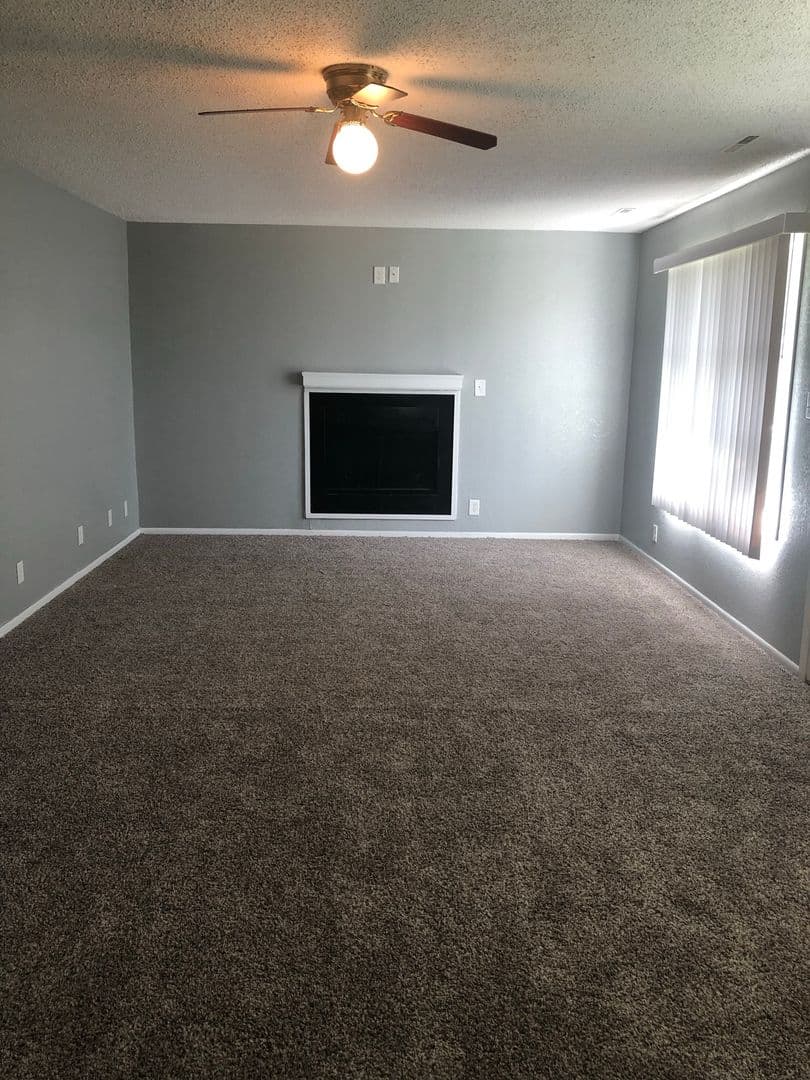 Cedar Rapids House: 1 Oakland Ln NE