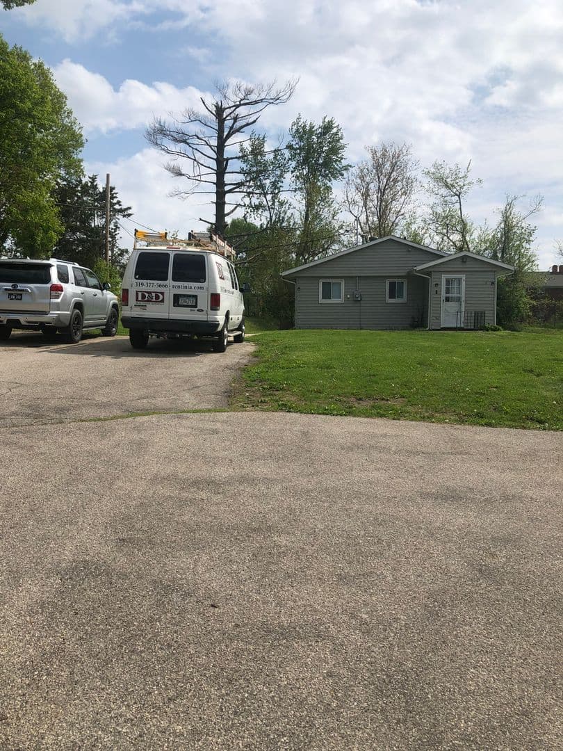 Cedar Rapids House: 1 Oakland Ln NE