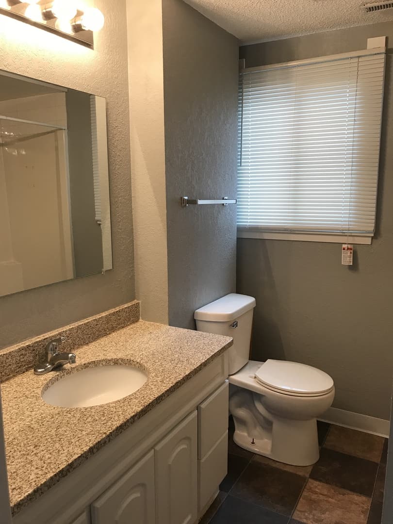 Cedar Rapids House: 1 Oakland Ln NE