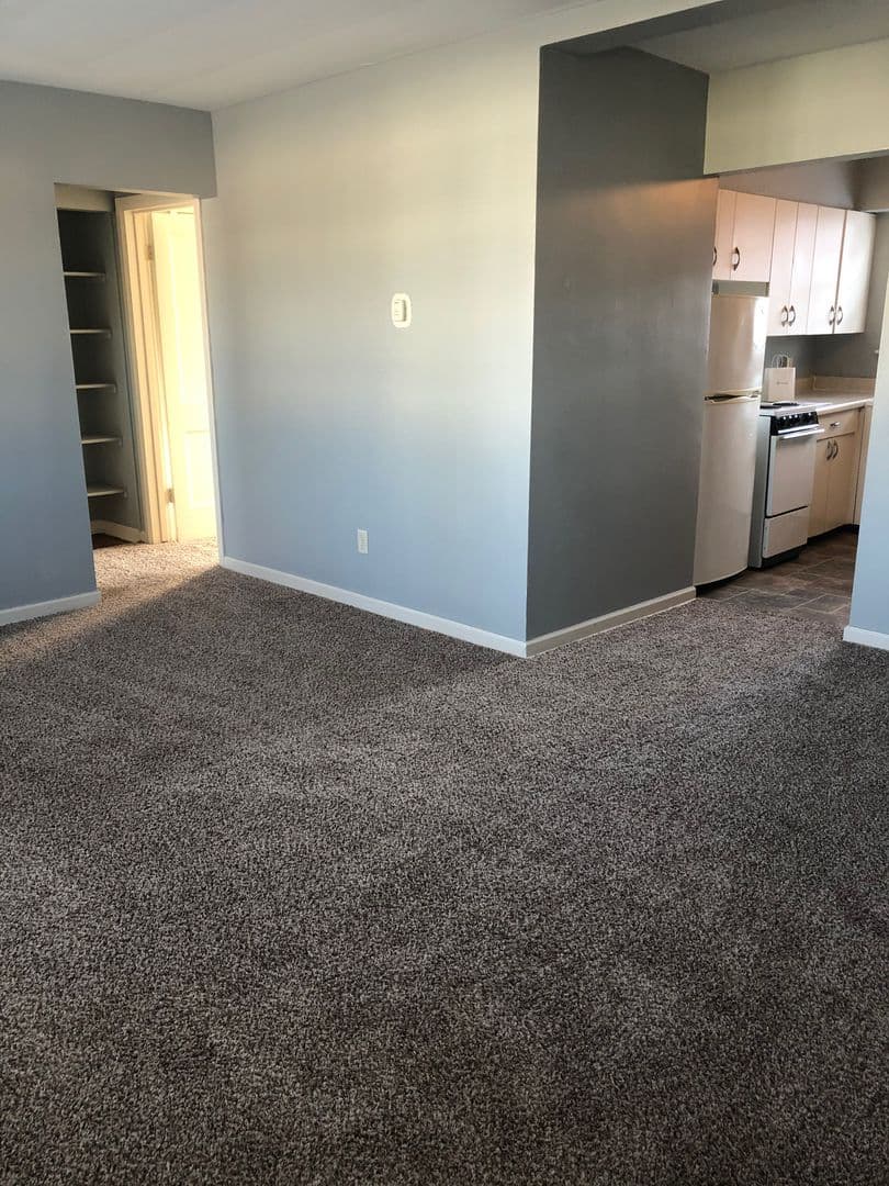 Cedar Rapids Apartment: 1300-1500 Oakland Rd NE