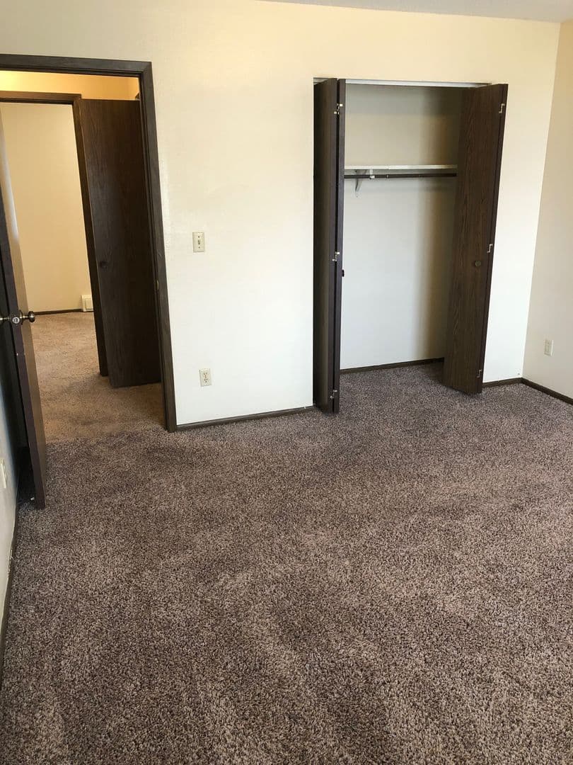 Marion Apartment: 4401 Vasey Ave